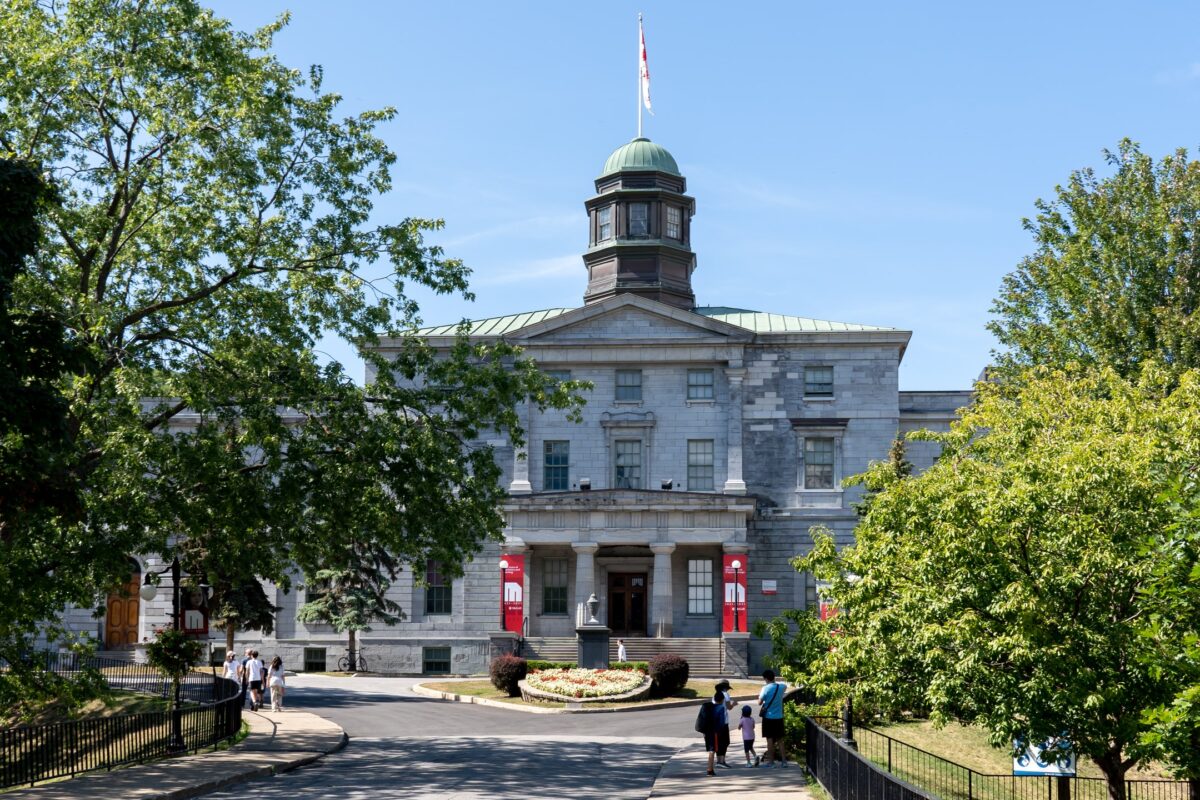 Plus de 150 anciens étudiants en droit de McGill protestent contre le procès intenté par McGill à ses professeurs de droit